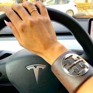 TORY BURCH - Make a bold, fashion statement with this bangle bracelet